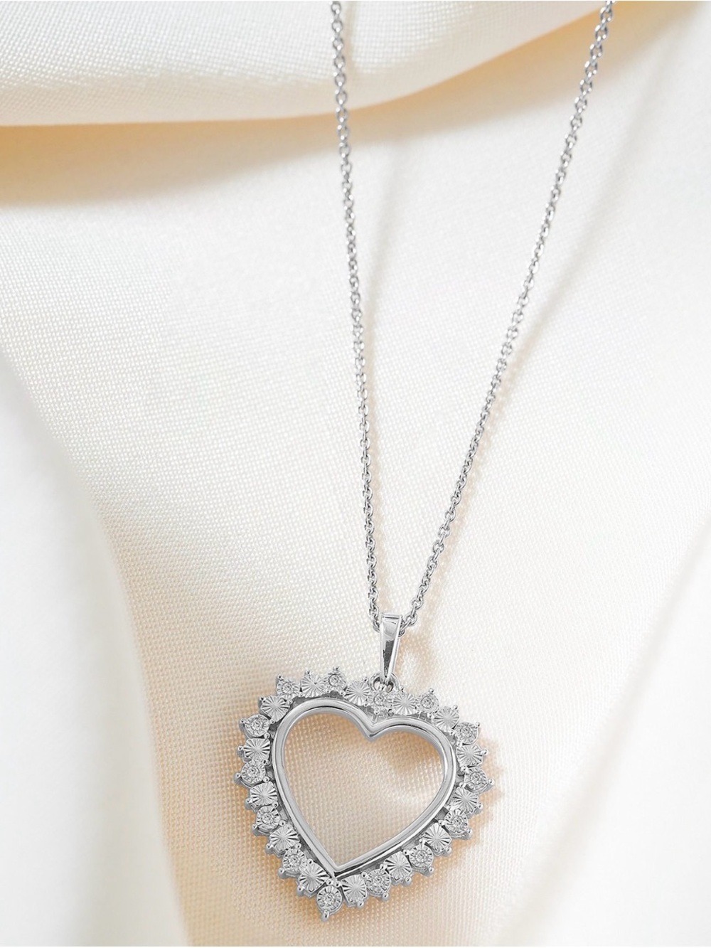 Diamond Heart 18" Pendant Necklace (1/10 ct. t.w.) in Sterling Silver